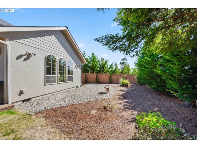 2270 HAYES St, North Bend, OR 97459