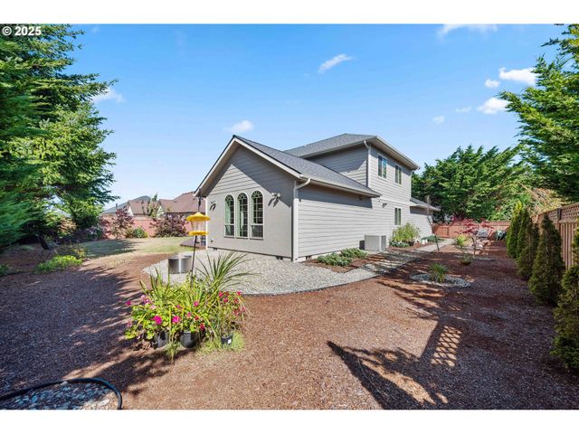 2270 HAYES St, North Bend, OR 97459