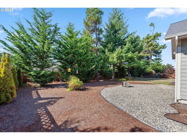 2270 HAYES St, North Bend, OR 97459