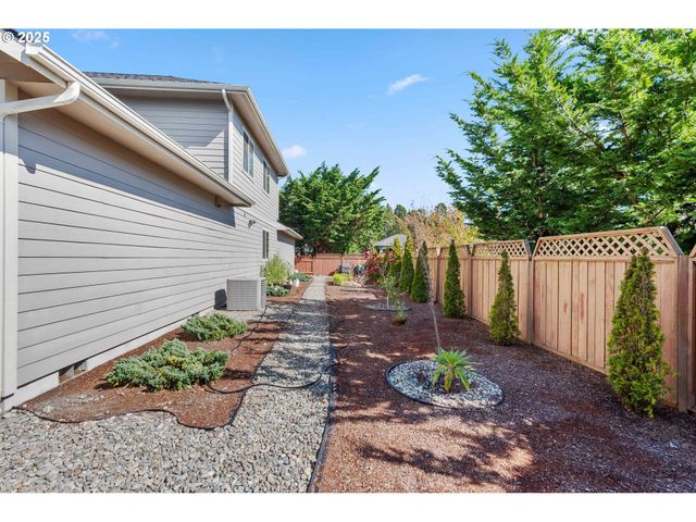 2270 HAYES St, North Bend, OR 97459