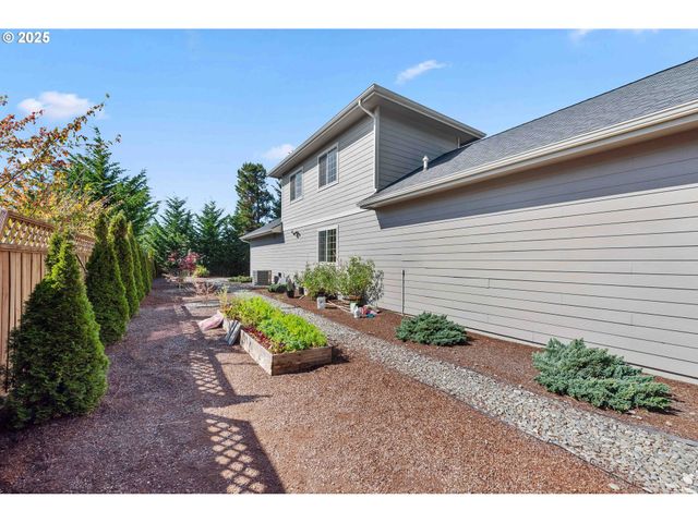 2270 HAYES St, North Bend, OR 97459