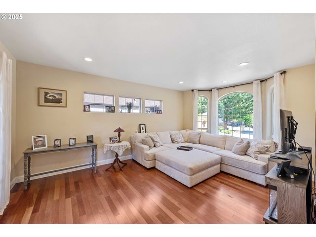 2270 HAYES St, North Bend, OR 97459