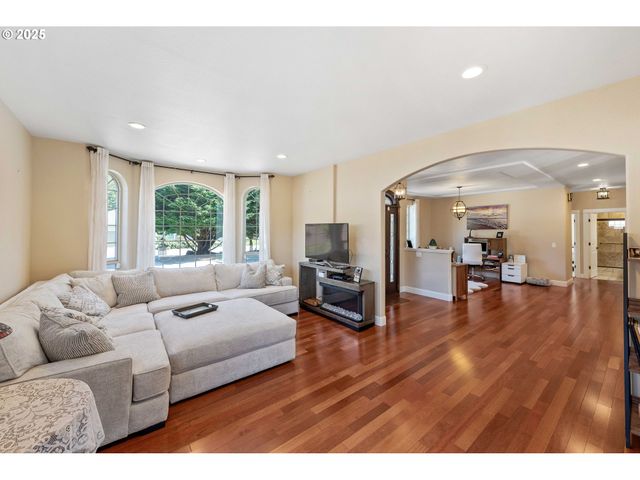 2270 HAYES St, North Bend, OR 97459