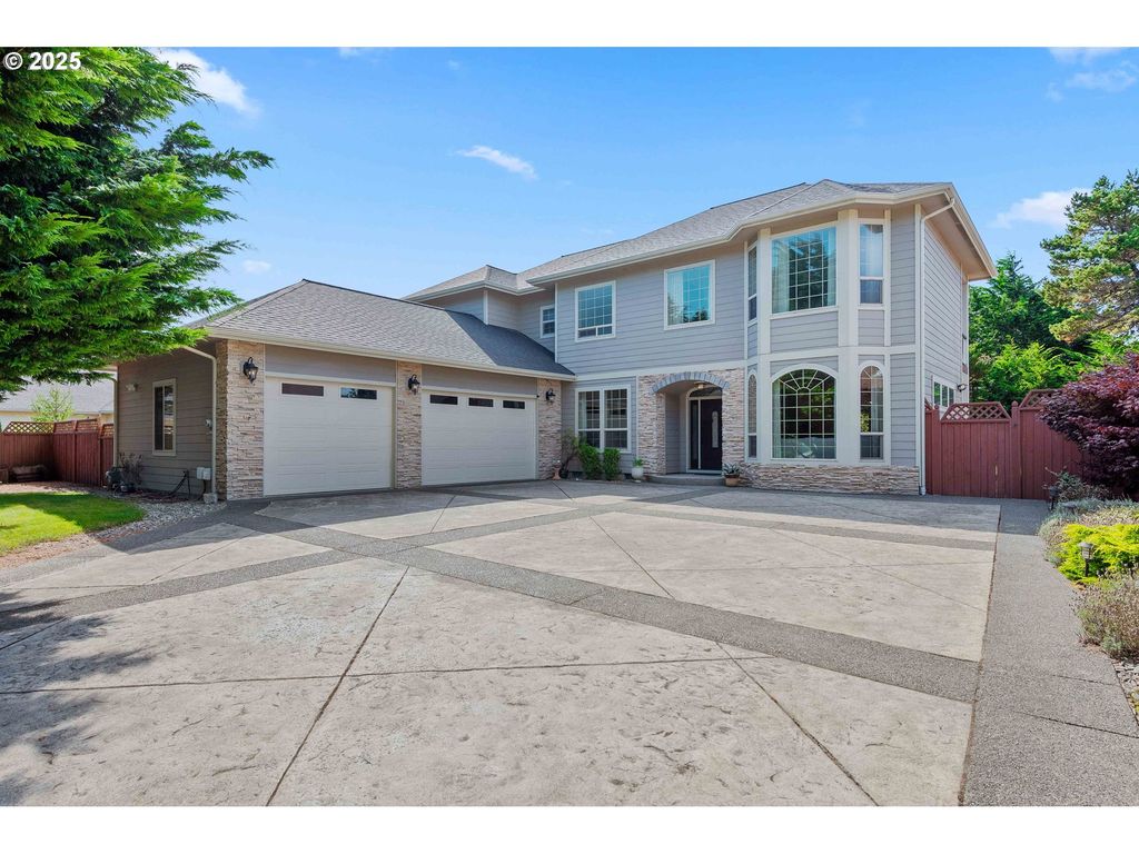 2270 HAYES St, North Bend, OR 97459