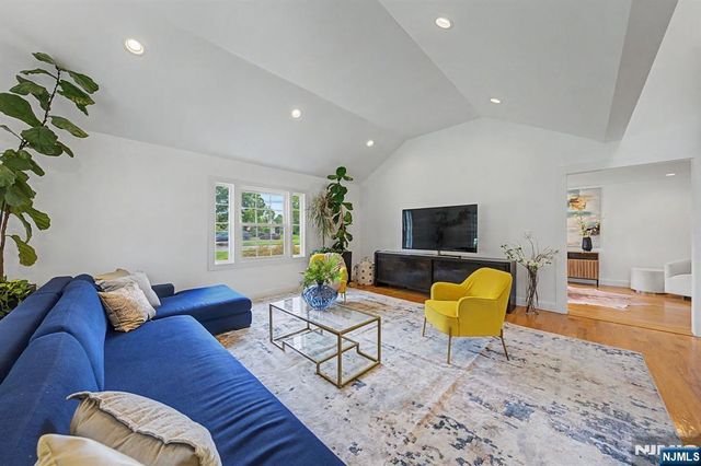 11 Hanover Place, Glen Rock, NJ 07452