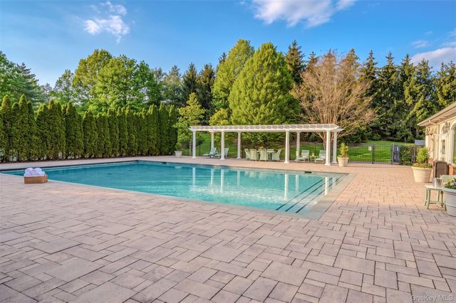 11 Belvedere Court, Manhasset, NY 11030