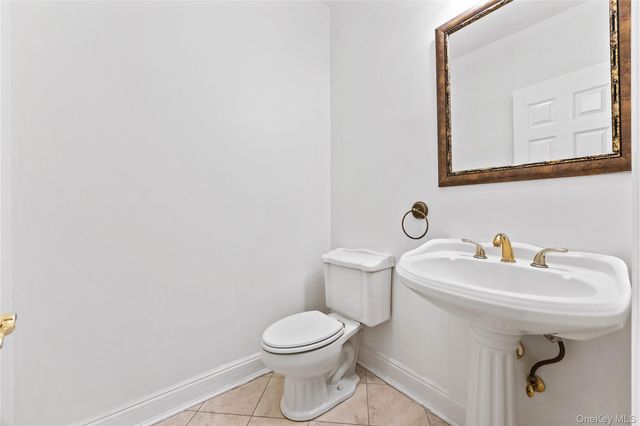 11 Belvedere Court, Manhasset, NY 11030