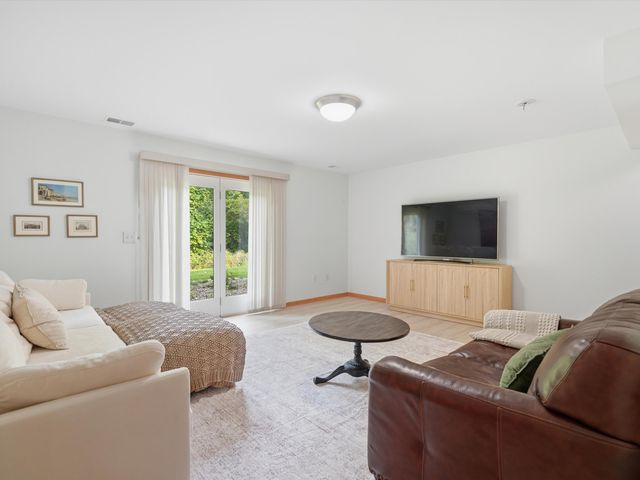 555 Sycamore Circle, Saline City, MI 48176