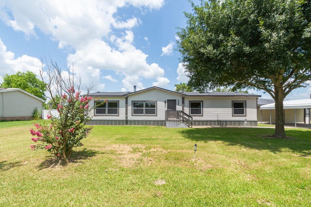 10023 S Country Drive, Alvin, TX 77511