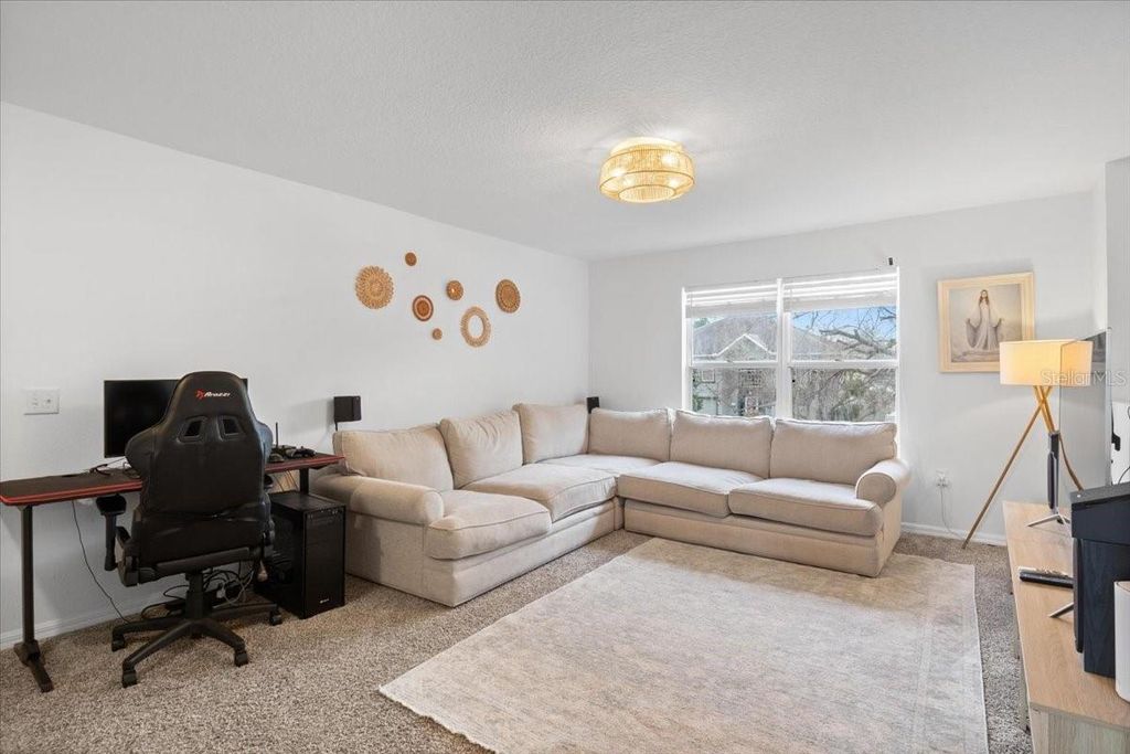 Image 14 of property listing at 673 RED PEPPER LOOP, Chuluota, FL 32766