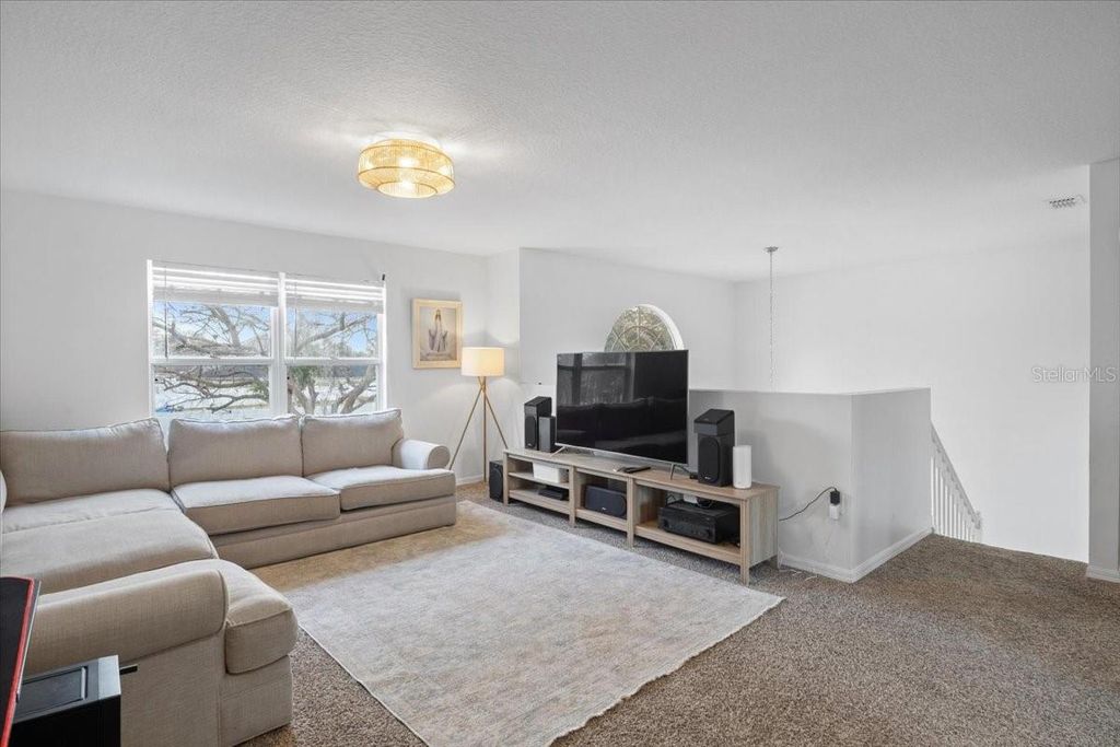 Image 15 of property listing at 673 RED PEPPER LOOP, Chuluota, FL 32766