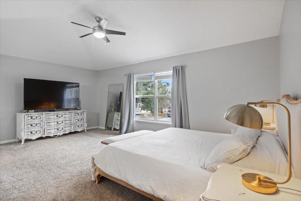 Image 16 of property listing at 673 RED PEPPER LOOP, Chuluota, FL 32766