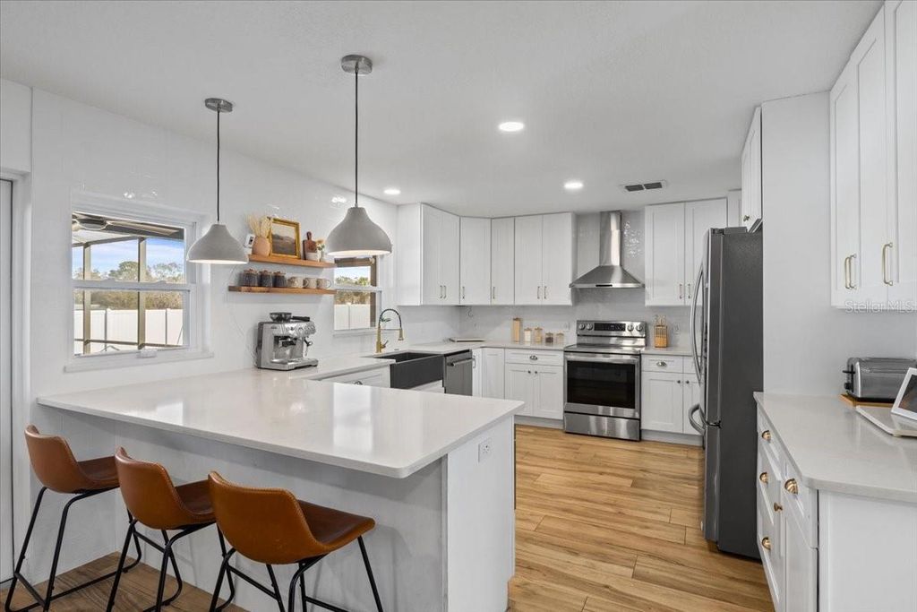 Image 3 of property listing at 673 RED PEPPER LOOP, Chuluota, FL 32766