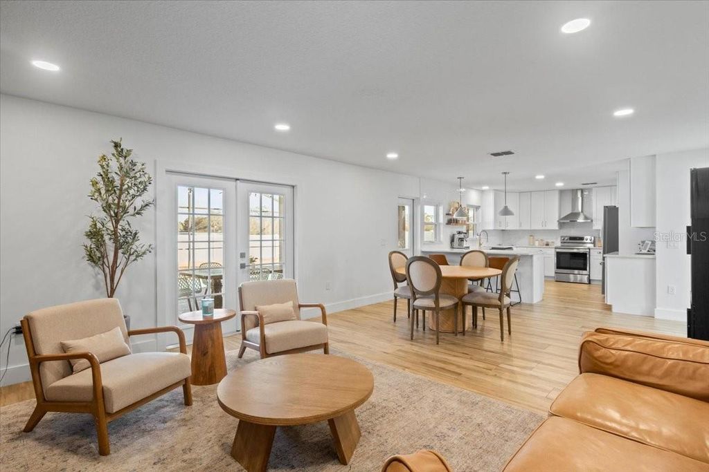 Image 4 of property listing at 673 RED PEPPER LOOP, Chuluota, FL 32766