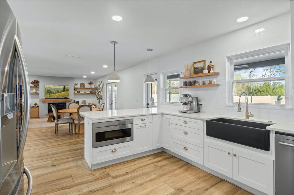 Image 7 of property listing at 673 RED PEPPER LOOP, Chuluota, FL 32766