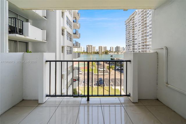 2750 NE 183rd St 401, Aventura, FL 33160