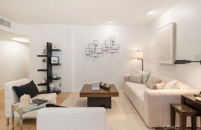 419 N Oakhurst Drive 102, Beverly Hills, CA 90210