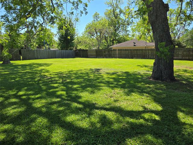 117 Lazy Lane, Lake Jackson, TX 77566