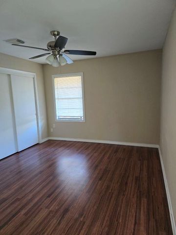 117 Lazy Lane, Lake Jackson, TX 77566