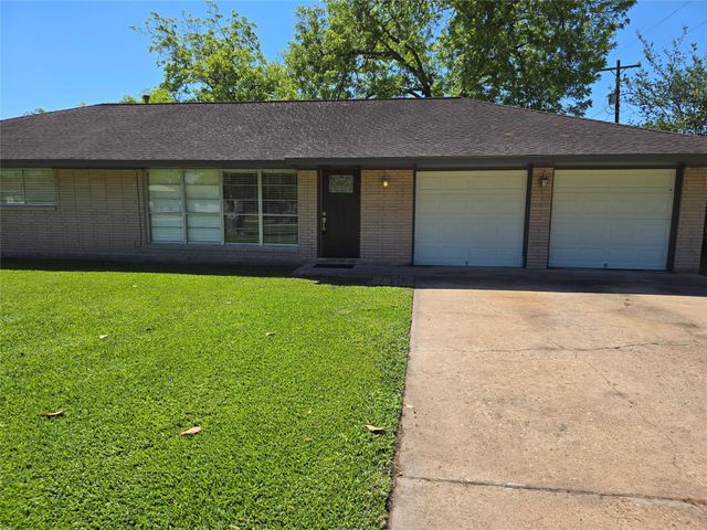 117 Lazy Lane, Lake Jackson, TX 77566