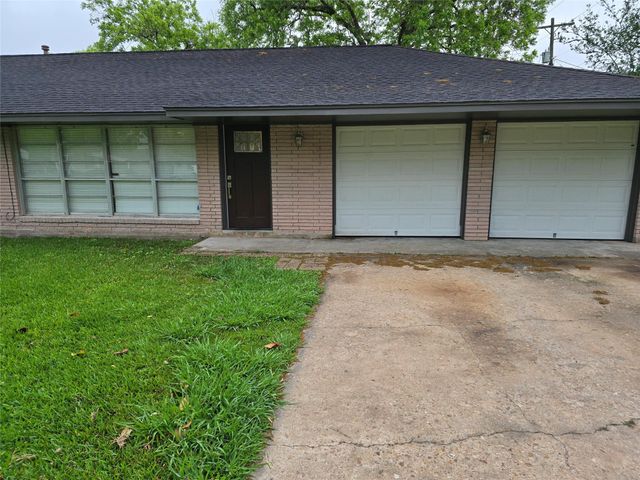 117 Lazy Lane, Lake Jackson, TX 77566