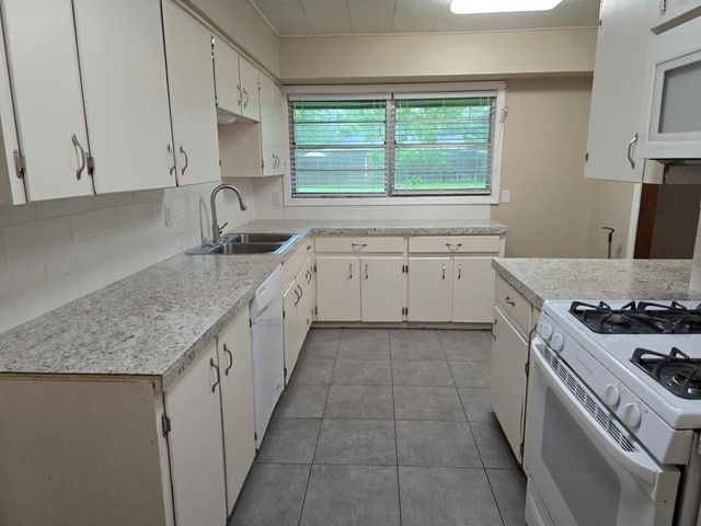 117 Lazy Lane, Lake Jackson, TX 77566