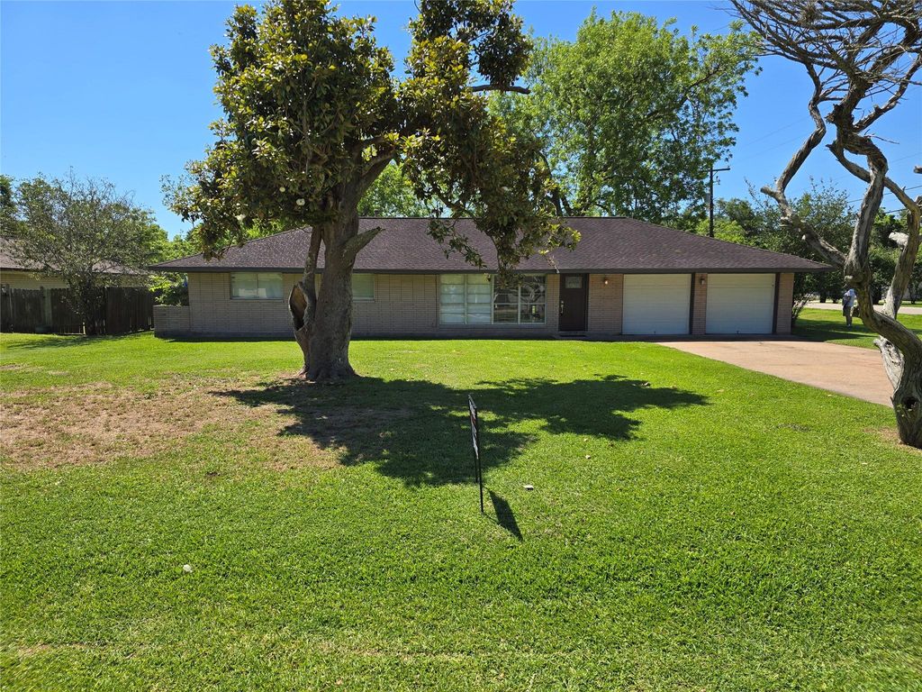 117 Lazy Lane, Lake Jackson, TX 77566