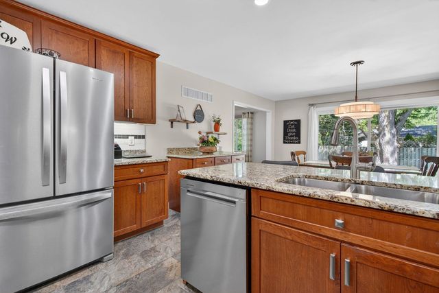223 Willow Lane, Geneva, IL 60134