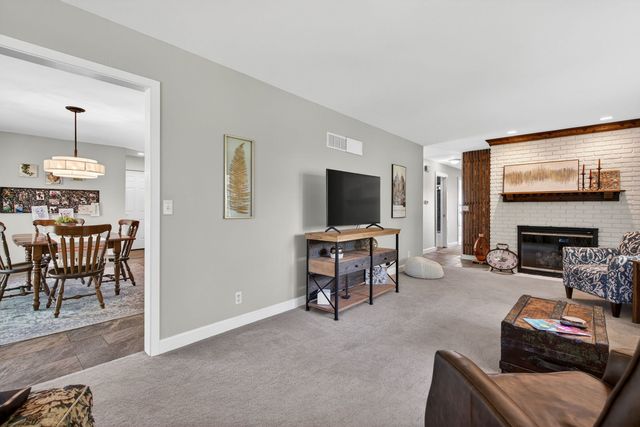 223 Willow Lane, Geneva, IL 60134