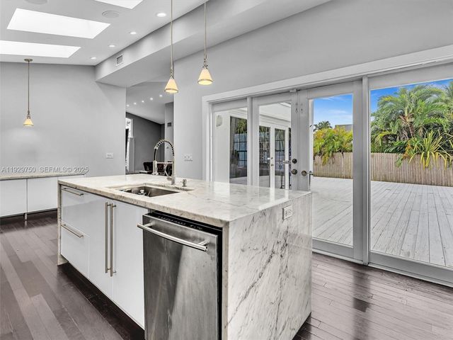 20120 NE 25th Ct, Miami, FL 33180