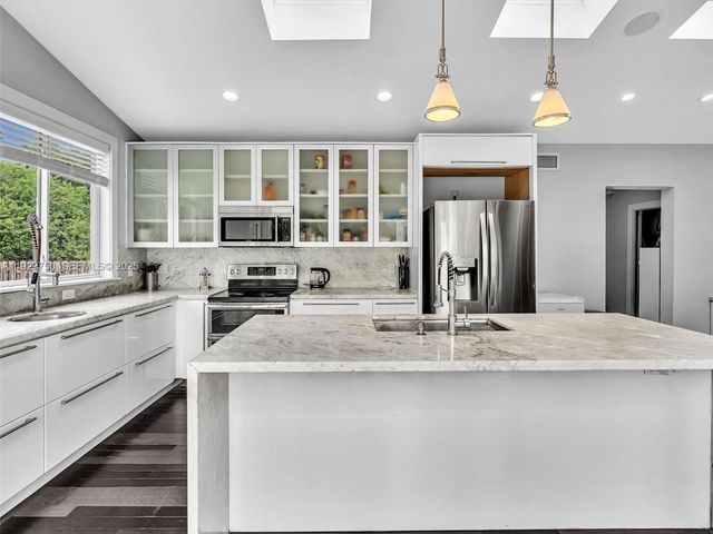 20120 NE 25th Ct, Miami, FL 33180