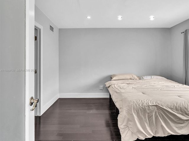 20120 NE 25th Ct, Miami, FL 33180