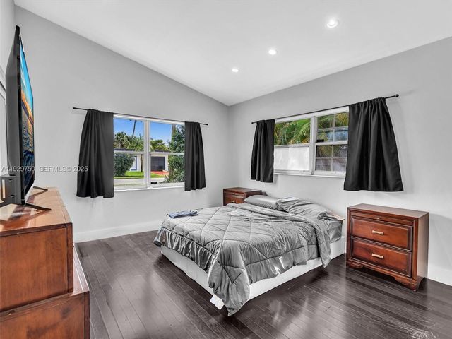 20120 NE 25th Ct, Miami, FL 33180