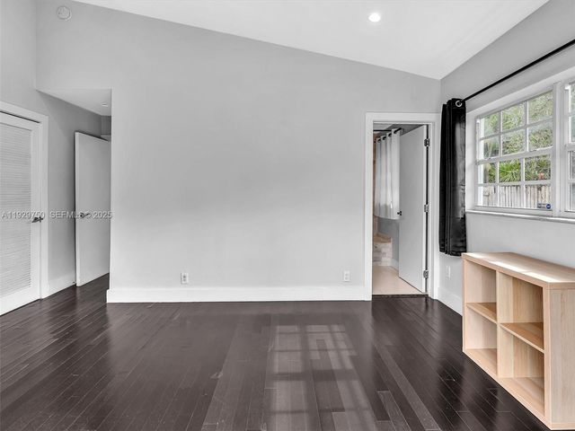 20120 NE 25th Ct, Miami, FL 33180