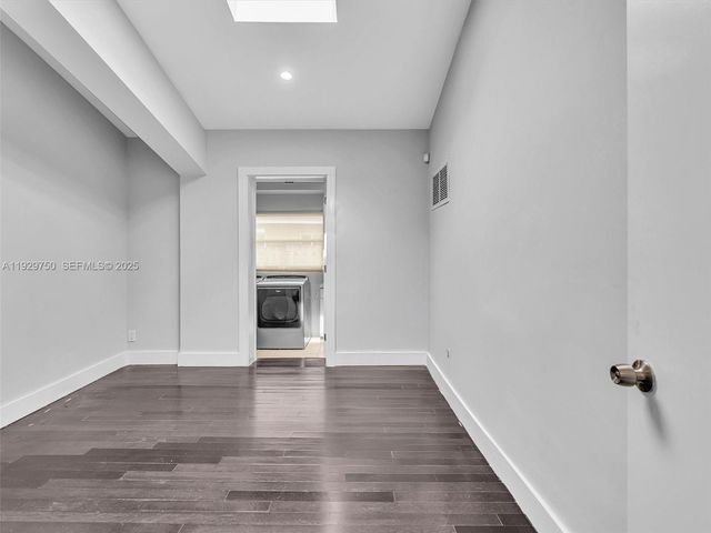 20120 NE 25th Ct, Miami, FL 33180