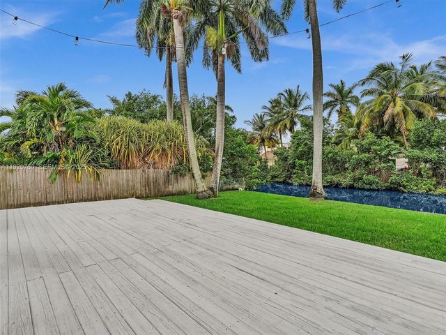 20120 NE 25th Ct, Miami, FL 33180