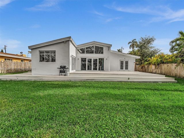 20120 NE 25th Ct, Miami, FL 33180