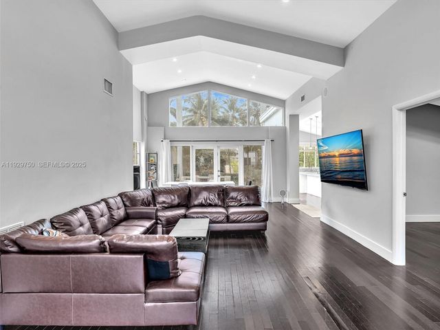 20120 NE 25th Ct, Miami, FL 33180