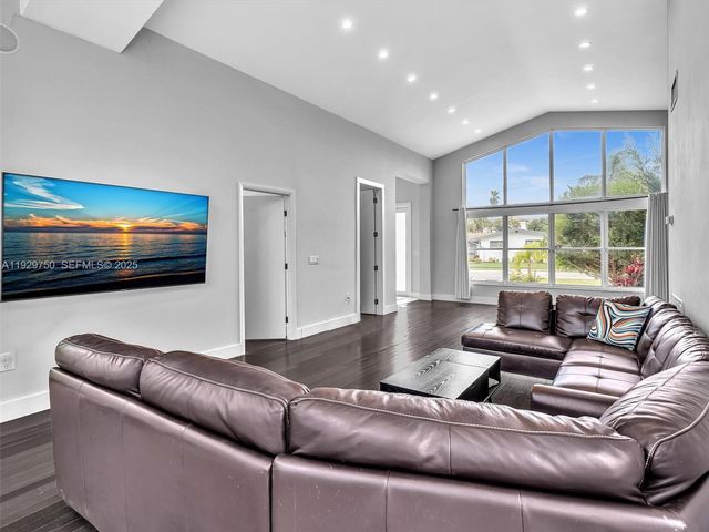 20120 NE 25th Ct, Miami, FL 33180