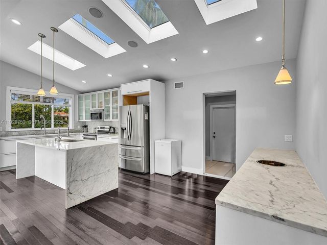 20120 NE 25th Ct, Miami, FL 33180