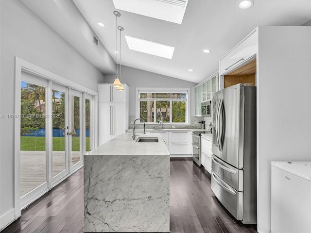 20120 NE 25th Ct, Miami, FL 33180