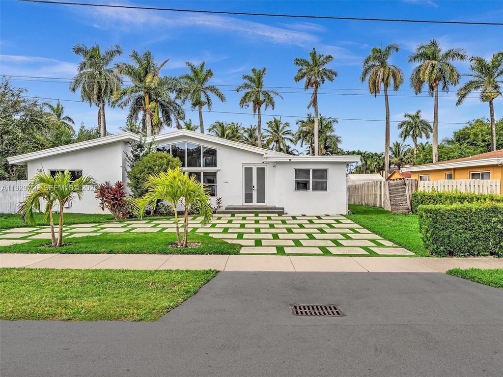 20120 NE 25th Ct, Miami, FL 33180