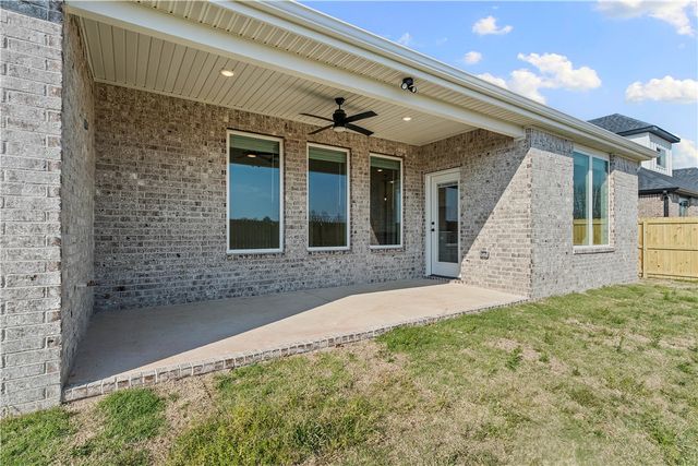 647 Primitivo Avenue, Tontitown, AR 72762
