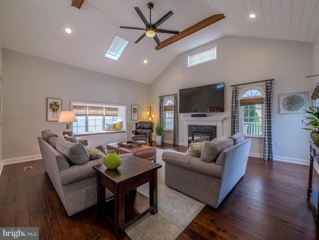 516 PORTLAND DR, Broomall, PA 19008