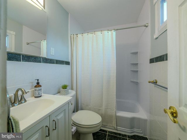 516 PORTLAND DR, Broomall, PA 19008