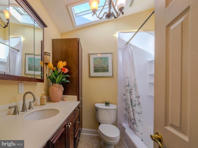 516 PORTLAND DR, Broomall, PA 19008