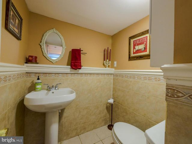 516 PORTLAND DR, Broomall, PA 19008