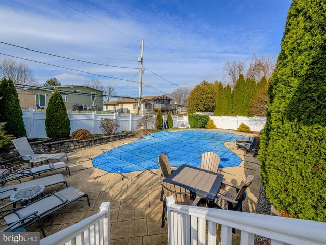 516 PORTLAND DR, Broomall, PA 19008