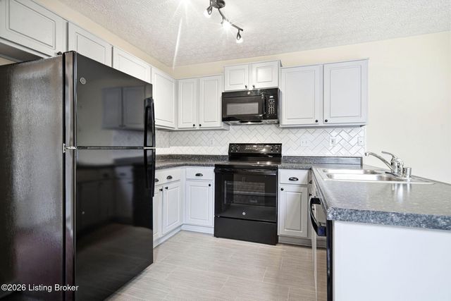 8514 Grand Neptune Dr, Louisville, KY 40228