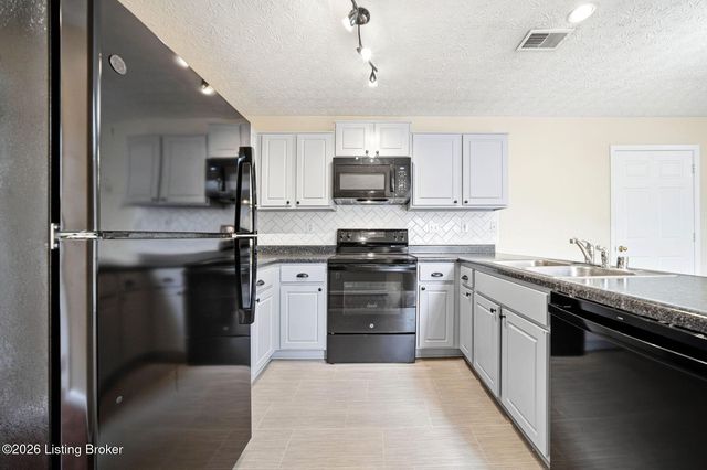 8514 Grand Neptune Dr, Louisville, KY 40228